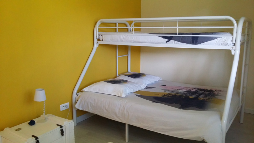 1 chambre avec lits superposés 140 × 200 et 90 × 200 + lit 1 place avec brasseur d'air