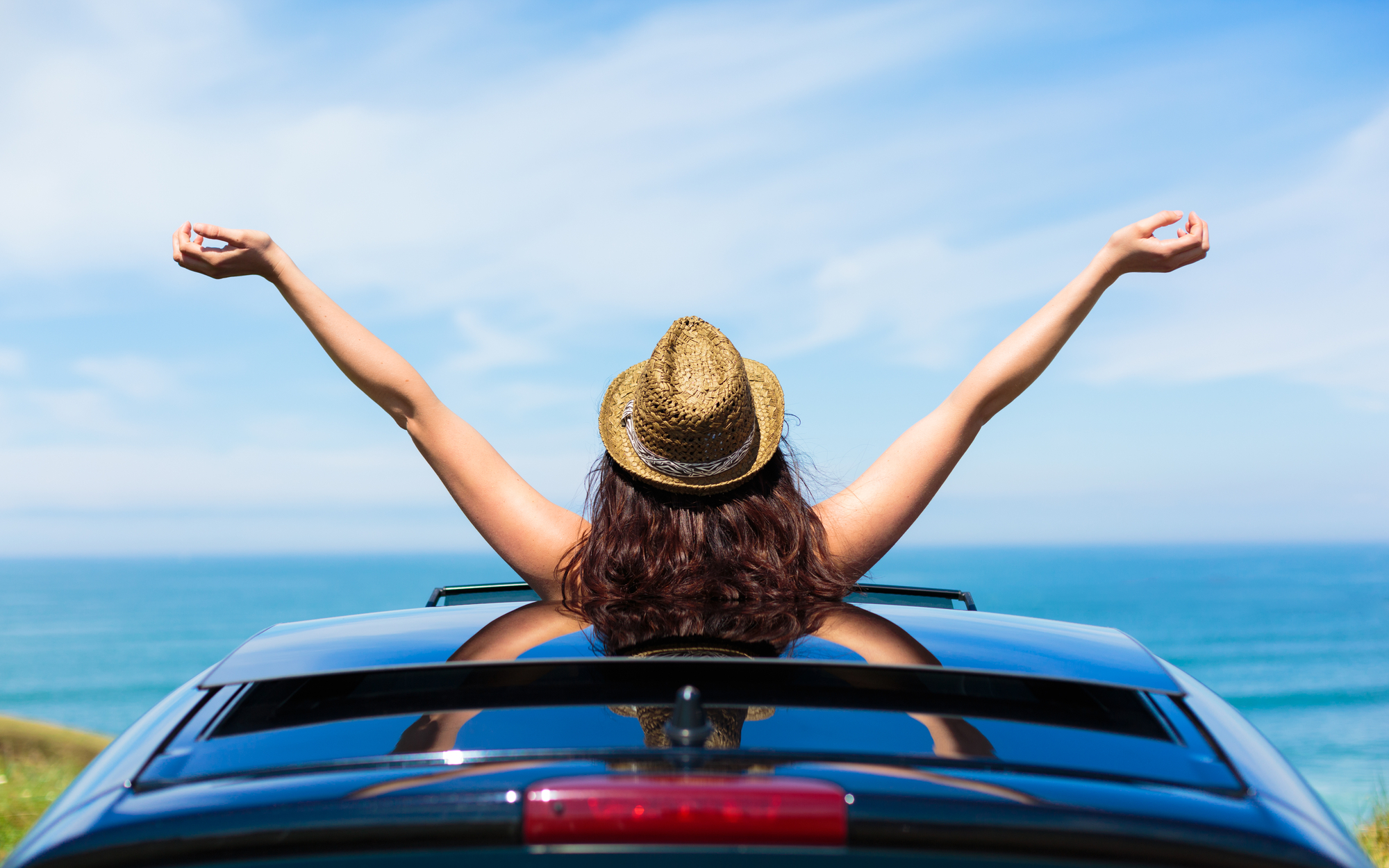 femme qui regarde la mer dans sa nouvelle voiture d'occasion en Nouvelle-Calédonie