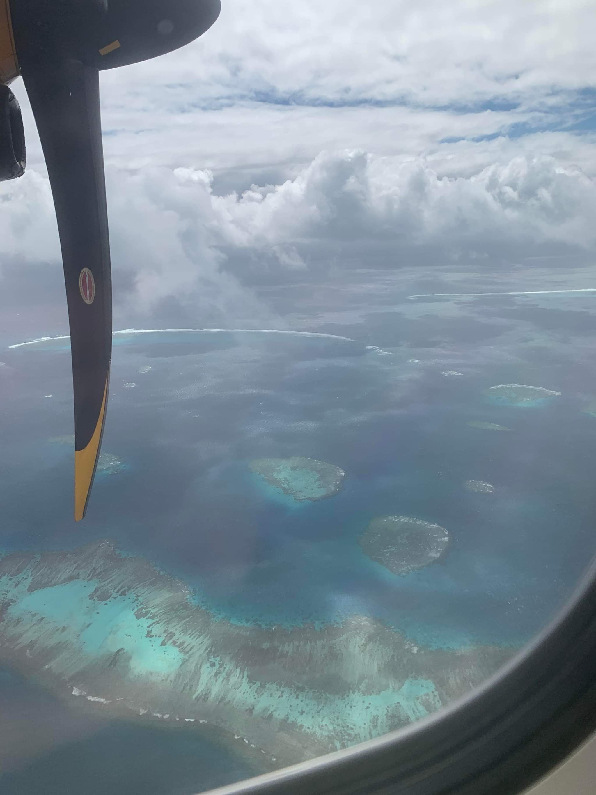 vue en avion sur l'océan Pacifique en route pour l'île des pins