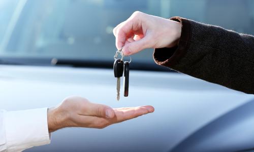 Echange de clés pour un achat de voiture d'occasion en Nouvelle-Calédonie 